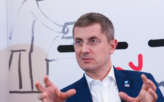 Dan Barna, primele declarații după ce a fost lovit de o mașină pe trecerea de pietoni. Deputatul se deplasa pe o trotinetă electrică: ”Trebuie să fac repaus”
