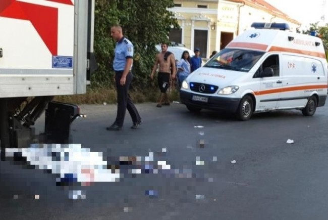 Accident înfiorător în Lipova: un copil și mătușa lui, spulberați pe trecerea de pietoni de un TIR. Băiatul a murit pe loc © aradon.ro