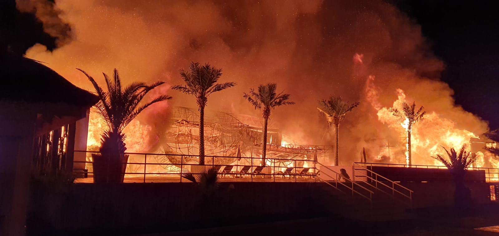 Incendiu In Mamaia A Ars Silence Bamboo Clubul Lui Joshua