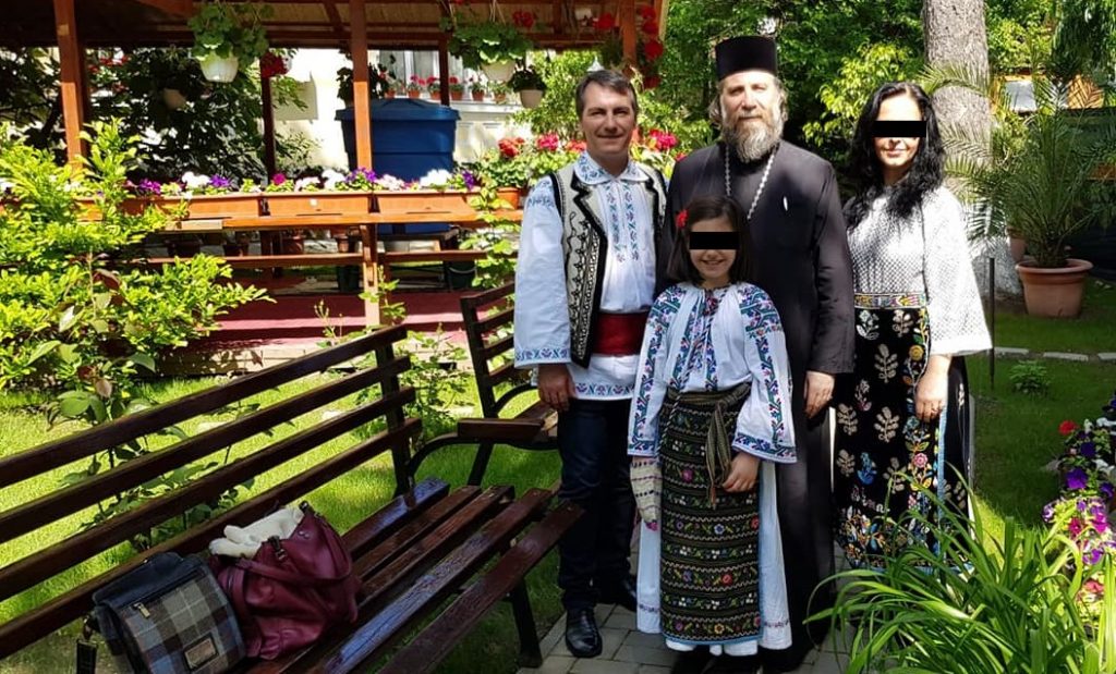 Actorul Daniel Tudorică, alături de familia lui și starețul unei mănăstiri © Facebook