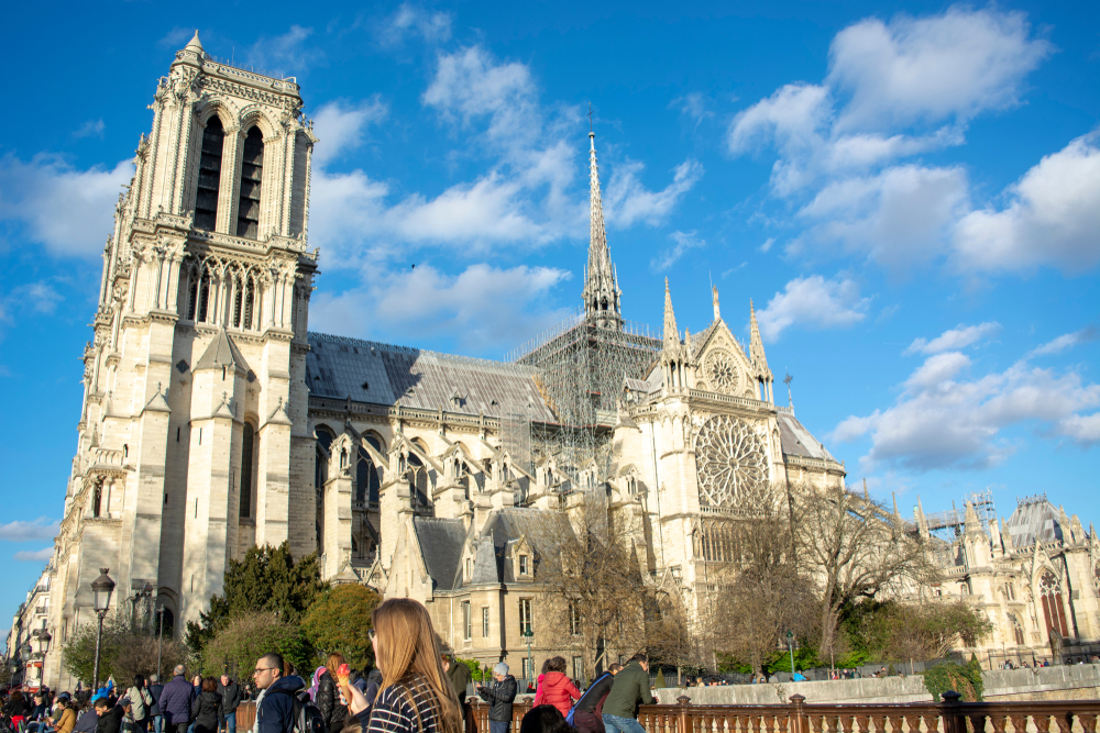 wilderness tetrahedron Fellow Catedrala Notre-Dame din Paris este încă în pericol de a se prăbuşi!