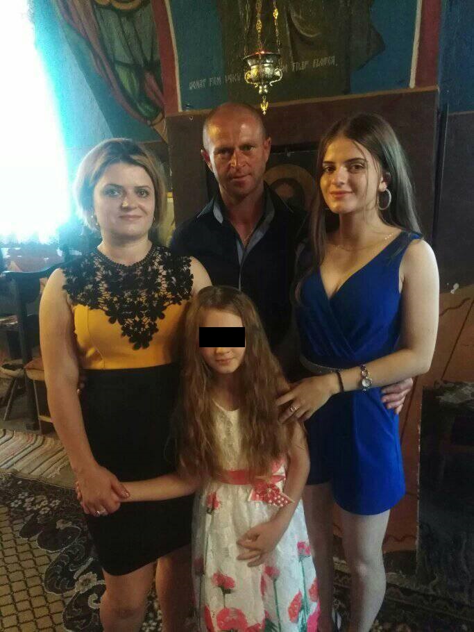 Alexandra Măceșanu, alături de familia ei, la biserică