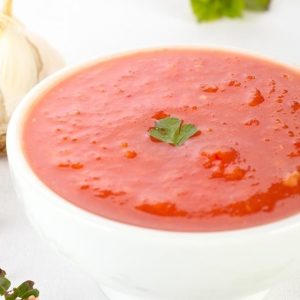Mujdei de usturoi cu sos de rosii picat in castron