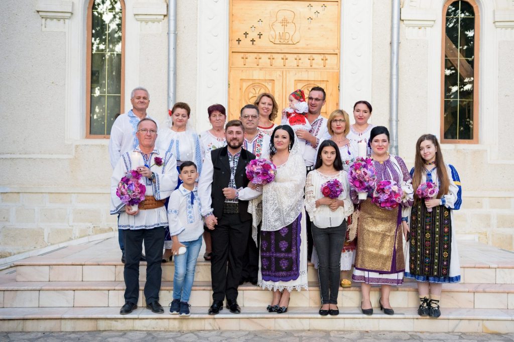 Silvana Rîciu, soțul ei, Nicușor Ioniță, dar și invitații de la nunta lor au purtat straie populare © Facebook