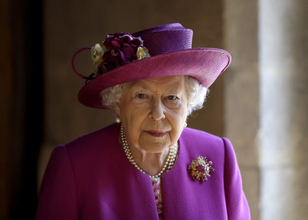 Imagine Stire Ce cadou dragălaș i-a dăruit regina Elisabeta a II-a lui Archie, fiul prințului Harry și al lui Meghan Markle | 2review.ro