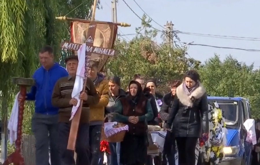 Scene cutremurătoare astăzi, la înmormântarea celor 8 victime ale carnagiului din Ialomița © captură video Antena 3