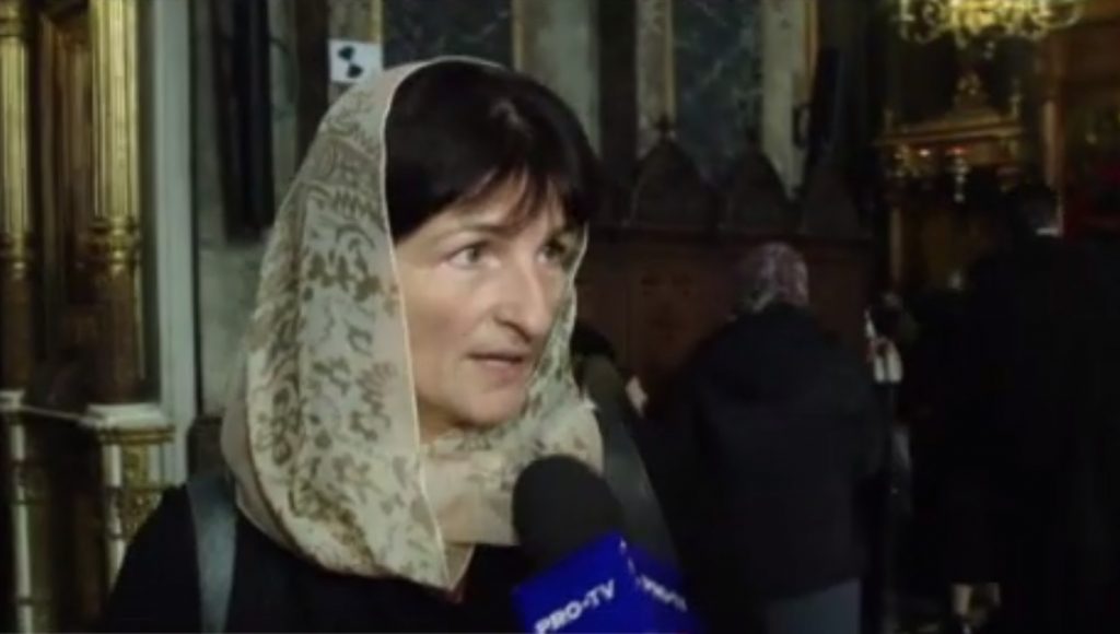 Domnica Ivan, o femeie din București, i-a mulțumit Sfântei Parascheva că a scăpat de boală prin rugăciuni © captură video Pro TV