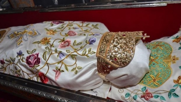 Sfanta Parascheva vesminte, Foto racla cu moastele Sfintei Parascheva
