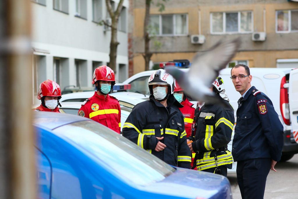 Dupa ce 3 oameni au murit in weekend, ieri, 18 noiembrie 2019, s-a luat decizia evacuarii unui intreg bloc social pentru a se determina cauza exacta care a stat la baza deceselor din Timisoara © Octav Ganea/Inquam Photos