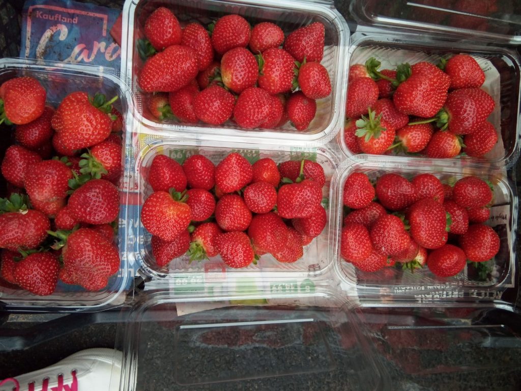 Locul care le oferă șansa oamenilor să își culeagă singuri căpșunile