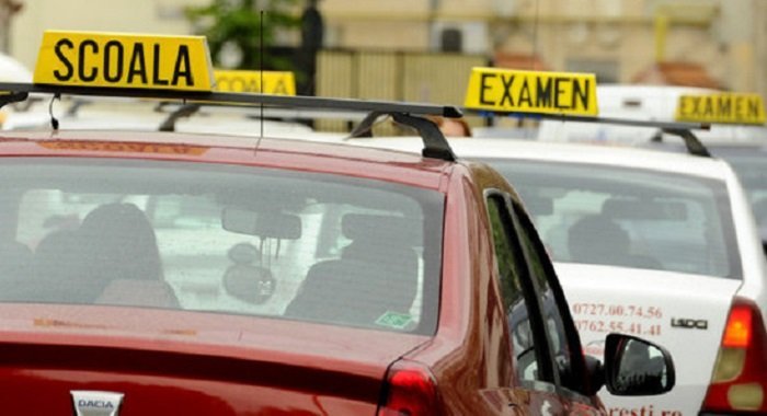 Ireal! O tânără din Făgăraş a ratat examenul auto din cauză că nu a acordat prioritate unui porumbel. “Așa ceva nu am mai auzit”