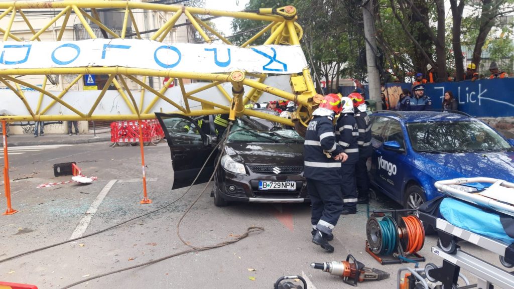 Scene de coșmar în București! O macara s-a prăbușit peste o mașină în care erau 4 oameni © ISU București – Ilfov