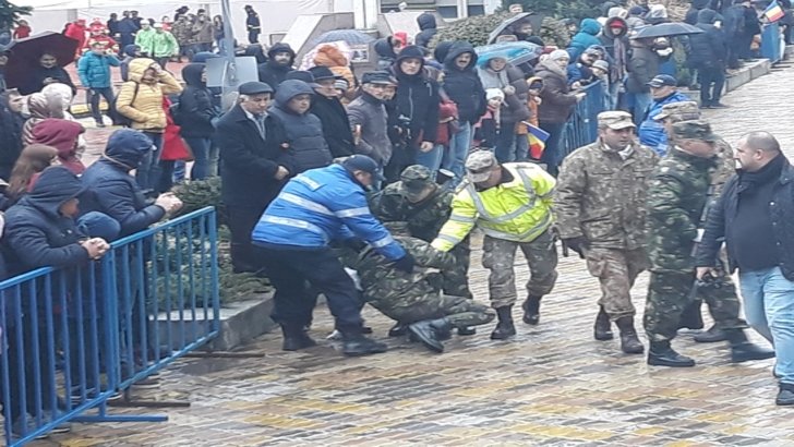 Un militar a leșinat în timpul discursului de la parada militară din Pitești © realitateadearges.net