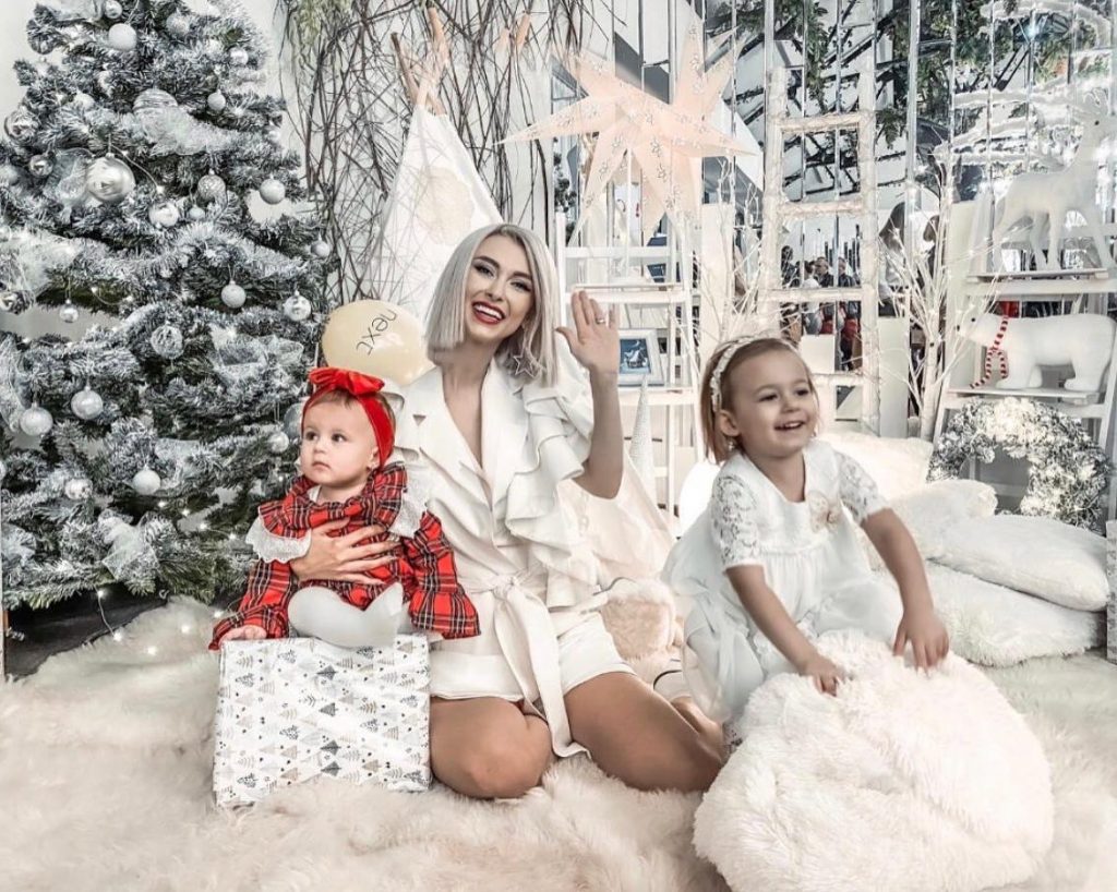 Andreea Bălan, alături de fiicele sale: Clara și Ella © Facebook