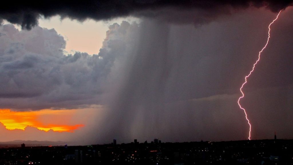 După caniculă, vine potopul! Cod roșu de furtună, grindină și ploi în România