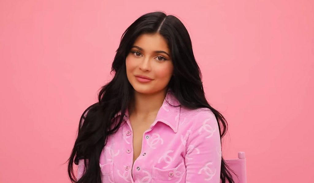 Imagine Stire Kylie Jenner, primele imagini cu băiețelul lui Travis Scott . Motivul pentru care a decis să-i schimbe numele, la aproape un an | 2review.ro
