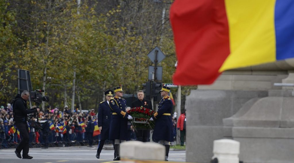 Klaus Iohannis a depus o coroană cu flori roșii la Arcul de Triumf © CANCAN.RO
