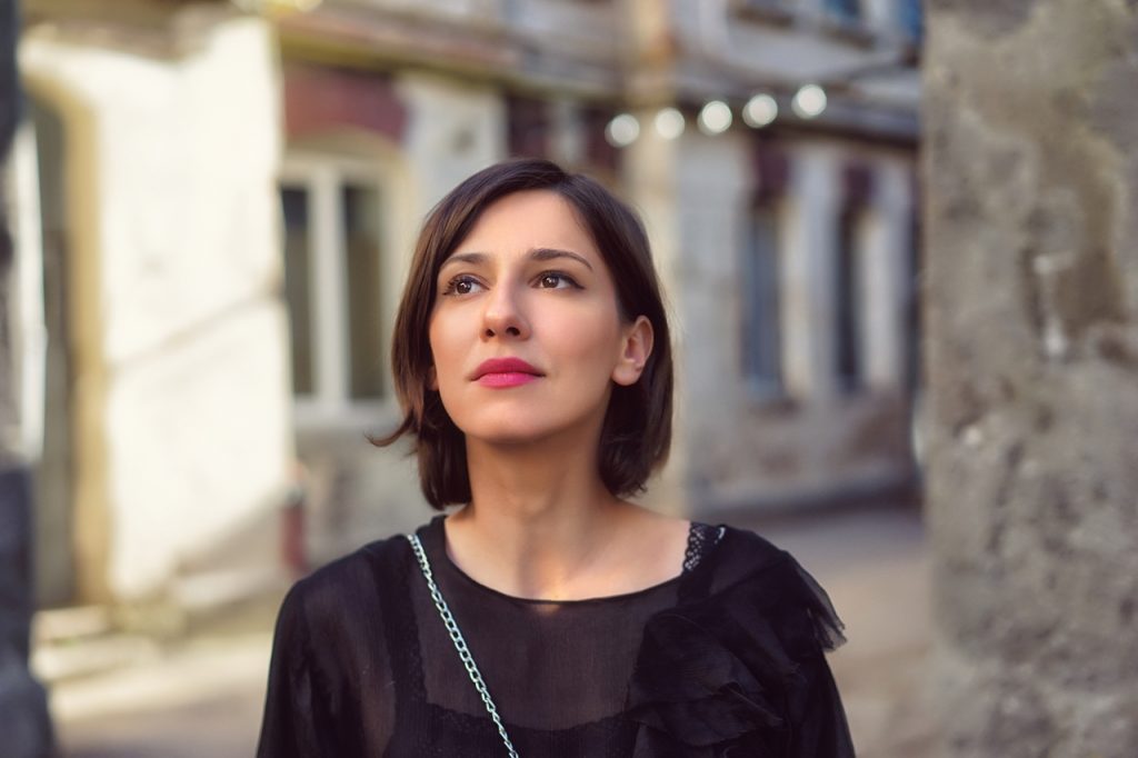 Imagine Stire Dana Rogoz, dezvăluire emoționantă despre abuz: „Avem o fugă față de emoția asta nasoală” | 2review.ro