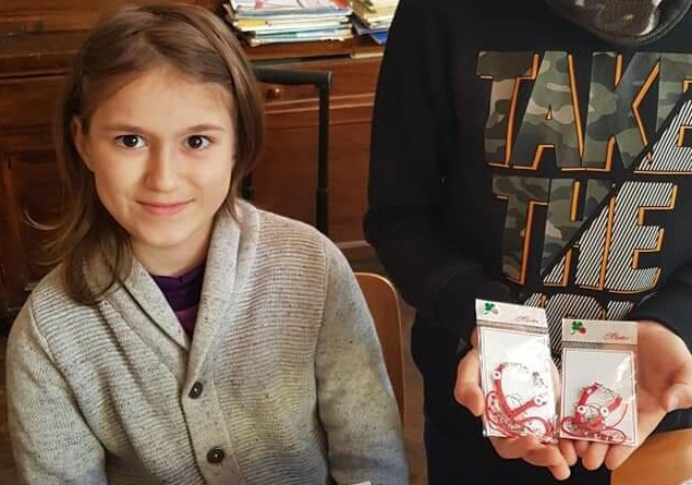 Exemplu de voință și modestie. La 10 ani, Ștefania din Prahova vinde brățări și mărțișoare făcute de ea ca să poată merge într-o excursie cu colegii – VIDEO
