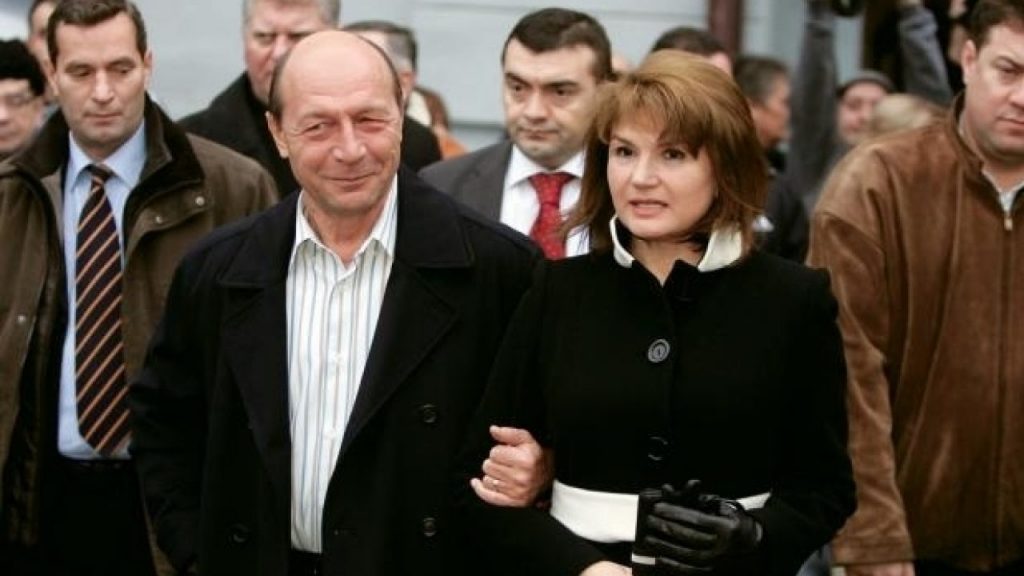 Imagine Stire Pensia incredibilă pe care o primește Maria Băsescu. Câți bani îi intră lunar în cont soției lui Traian Băsescu | 2review.ro