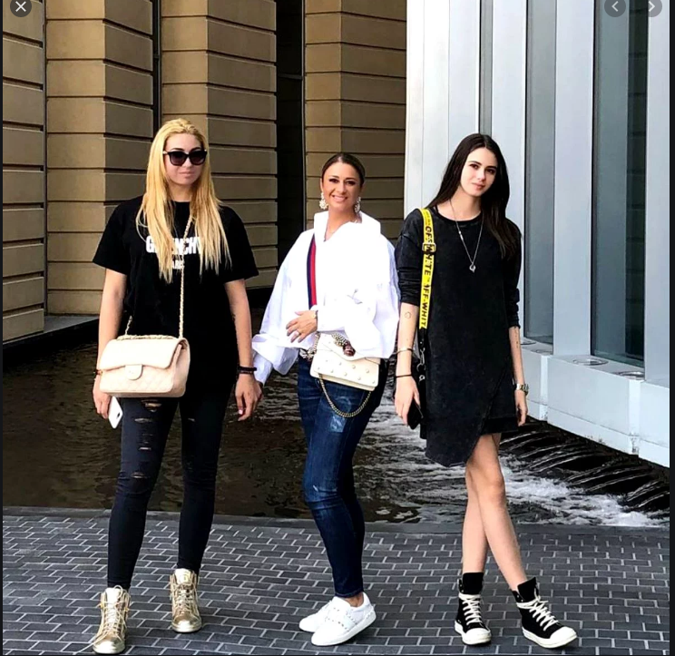 Imagine Stire Câți bani de buzunar le dă Anamaria Prodan fiicelor ei. Câți lei primesc Sarah și Rebecca în fiecare lună | 2review.ro