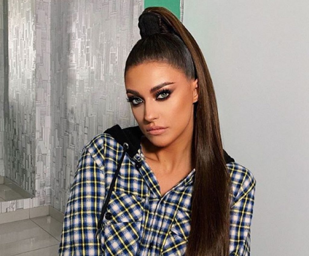 Imagine Stire Antonia a renunțat la bustiera de după operație! Cum arată sânii vedetei, după ce și-a pus silicoane | 2review.ro