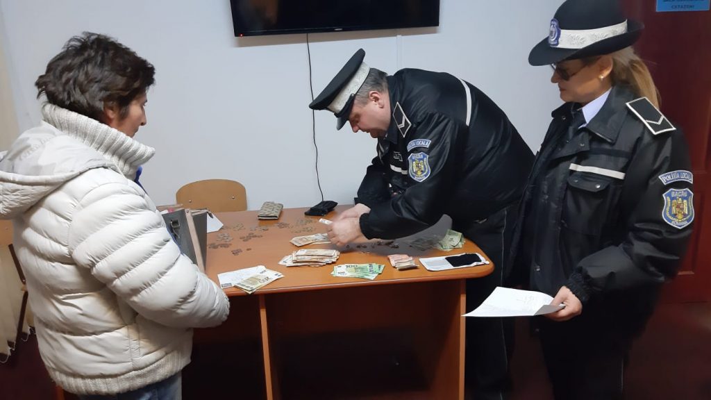 Imagine Stire O femeie din Bacău a uitat pe o bancă, în parc, 9.500 de euro și bijuterii. Apoi s-a întâmplat ceva incredibil. „Nu am mai știut să vorbesc, m-am blocat…” | 2review.ro
