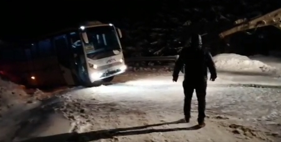 Microbuz cu 18 turiști, blocat în Bucegi pe un drum închis circulației. Patru ore s-au chinuit jandarmii să scoată vehiculul din zăpadă