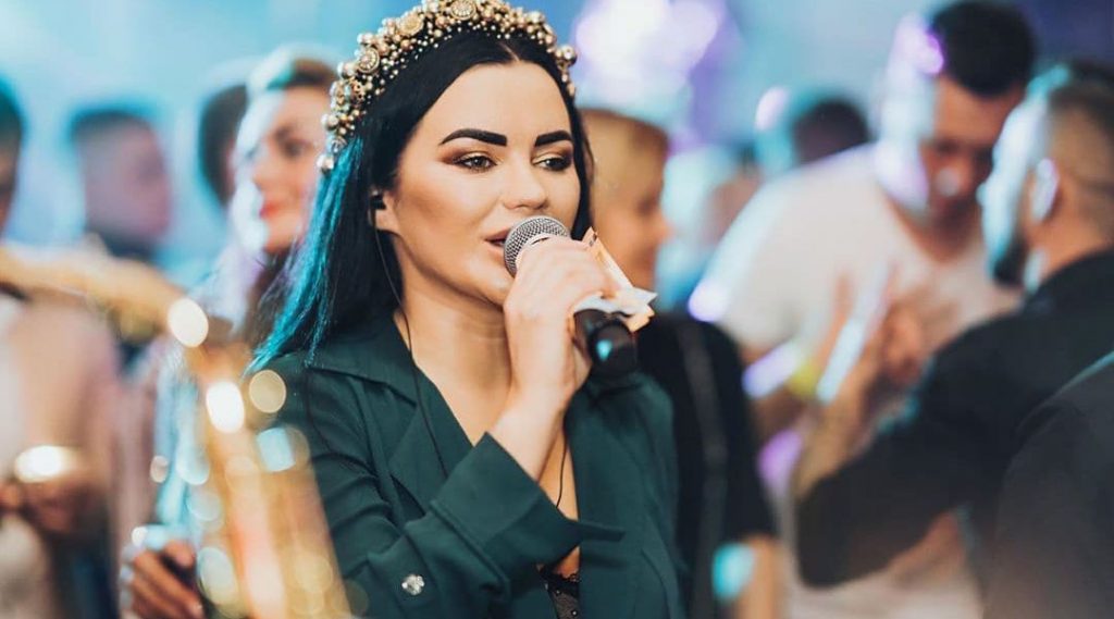 Imagine Stire Carmen de la Sălciua s-a tuns și și-a făcut breton lung! Cât de bine seamănă artista acum cu Oana Zăvoranu | 2review.ro