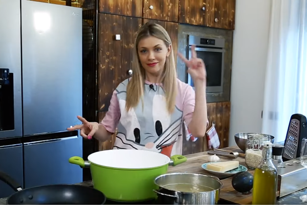 Imagine Stire Andreea Ibacka e ”marfă” în bucătărie! Dar cum i-a ”copt-o” Cabral, mori de râââââs: ”Vrăjeală!” VIDEO | 2review.ro