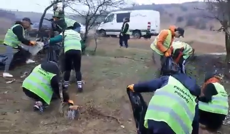 Imagine Stire Voluntarii străini au făcut curăţenie într-o comună din Dolj, pentru a le da o lecție localnicilor | 2review.ro