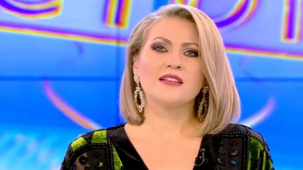Imagine Stire Mirela Vaida și-a alarmat fanii. Cu ce probleme de sănătate se confruntă prezentatoarea TV: ”S-au speriat și copiii…” | 2review.ro
