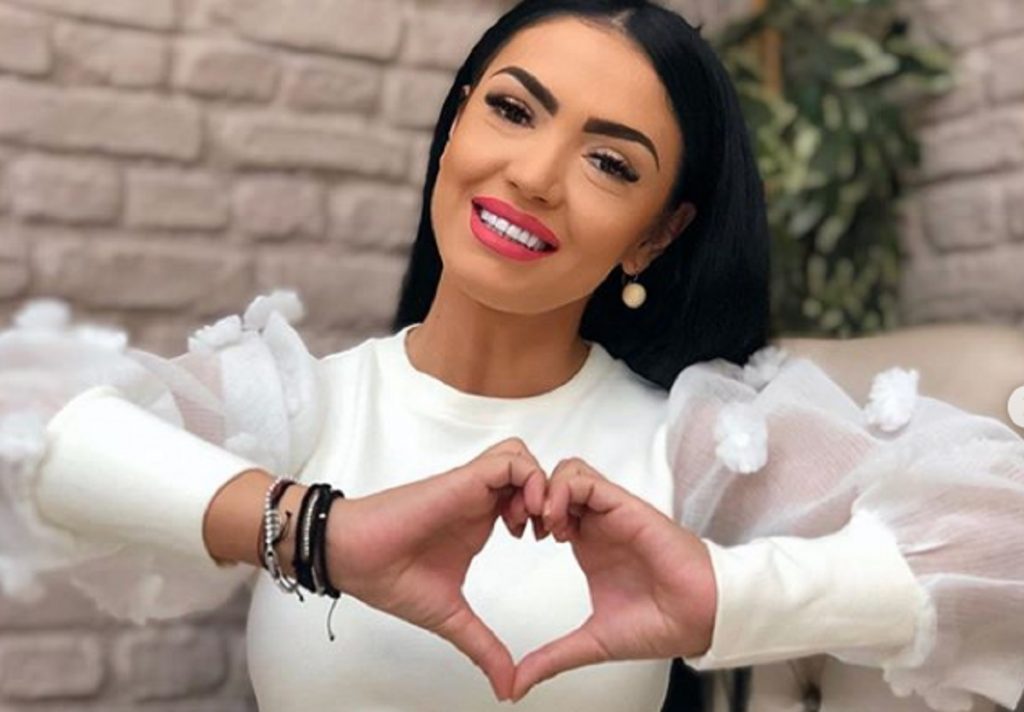 Imagine Stire „Te vinzi ascunzând urâtele unghii de la picioare”! Andreea Mantea, criticată aspru de un internaut. Cum i-a răspuns vedeta | 2review.ro