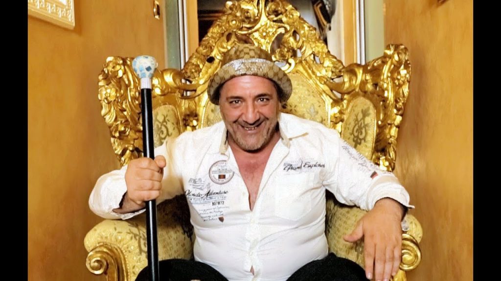 Imagine Stire Câți euro a primit Nelson Mondialul din donații în ultima lună, deși se laudă cu grămezi de bani și kilograme de aur | 2review.ro