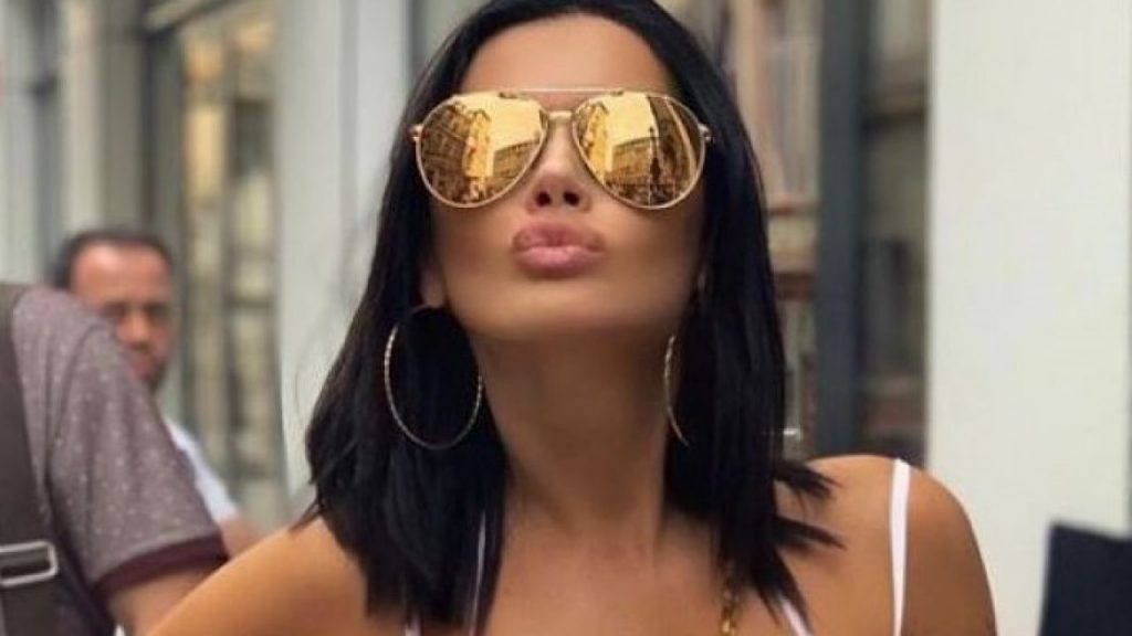 Imagine Stire Oana Zăvoranu le-a arătat fanilor săi bolidul de lux pe care îl conduce: ”Dacă aș vinde o haină de-a ta, mi-aș cumpăra casă… Dar mașina asta?” | 2review.ro