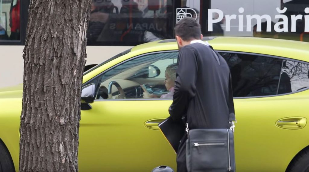 Imagine Stire Un preot s-a apropiat de geamul Porsche-ului condus de Anda Adam și i-a cerut bani. Ce a urmat e neașteptat | 2review.ro