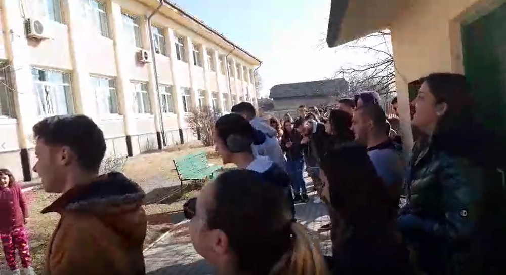 Protest inedit la un liceu din Dăbuleni. Zeci de elevi și părinți cer demisia directorului, după ce mai mulți copii s-au intoxicat la școală – VIDEO