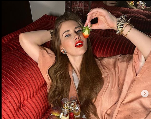Imagine Stire Iulia Albu, apariție la grătar în lenjerie sexy din dantelă neagră! Reacția haioasă a unui fan: ”Ai tăiat găina?” | 2review.ro