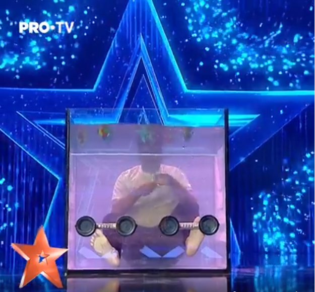 Imagine Stire Încă un număr de senzație la Românii au talent: a intrat în bazin și a rezolvat sub apă 10… VIDEO | 2review.ro