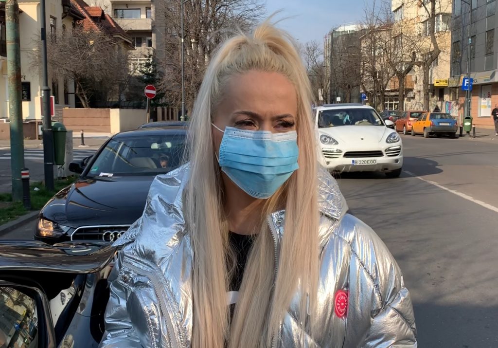 Imagine Stire FOTO. Cum a ieșit Anda Adam pe balcon în plină pandemie de coronavirus. Masculii au înnebunit: “Vecină, dragă vecină…” | 2review.ro