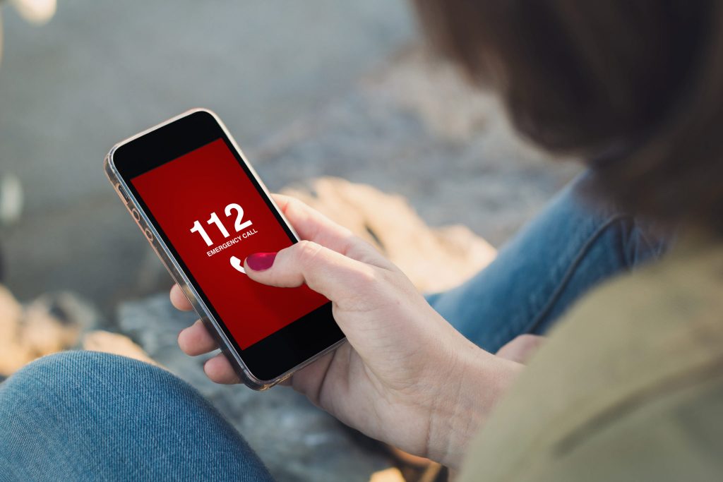 Imagine Stire Situație uluitoare la Bacău! Un bărbat a sunat la 112 să spună că atât el, cât și familia lui sunt suspecți de COVID-19, dar autoritățile nu i-au băgat în seamă | 2review.ro