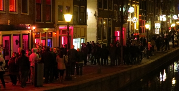 Imagine Stire Cluburile Cartierului Roșu din Amsterdam, luate cu asalt în timpul crizei coronavirusului. Olandezii stau la cozi uriașe pentru a-și completa stocurile de… | 2review.ro