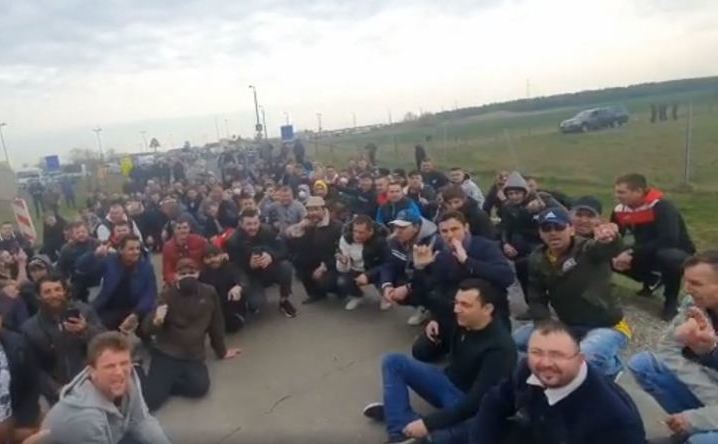 Imagine Stire Peste 3.500 de români sunt blocați la granița Austriei cu Ungaria! Oamenii vor să ajungă acasă | 2review.ro
