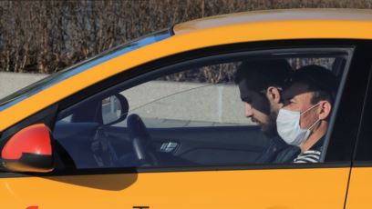 Imagine Stire Alarmant! Un bărbat din Suceava diagnosticat pozitiv cu COVID-19 a plecat cu taxiul de la spital, fără acordul medicilor | 2review.ro