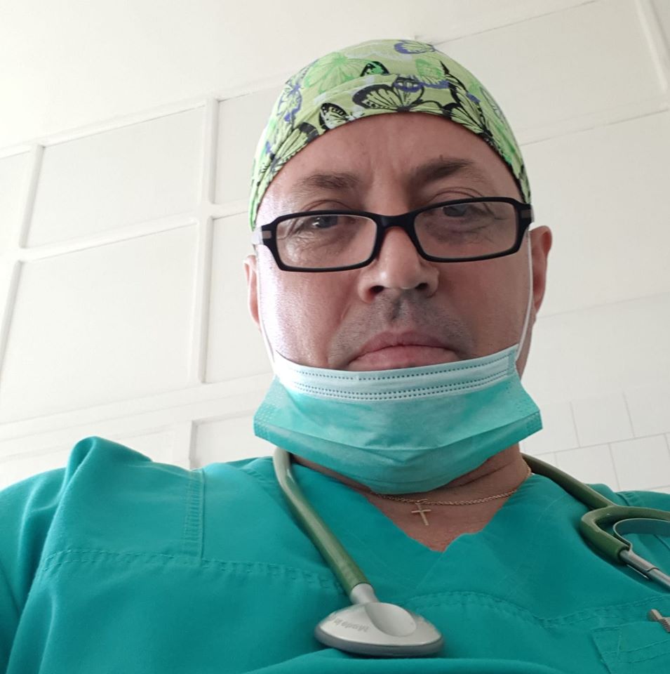 Imagine Stire Mesajul cutremurător al unui medic din Făgăraș, distribuit intens de internauți! ”După 3,4 zile cad la pat, nu pot respira, nu au aer, îți cer ajutorul…” | 2review.ro
