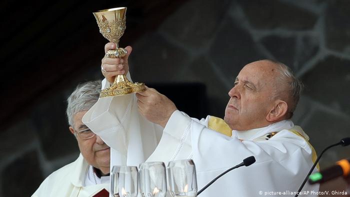 Imagine Stire Un celebru artist italian îl atacă dur pe Papa Francisc: ”Ai 350.000 de tone de aur! Cumpără măști și aparate respiratorii!” | 2review.ro