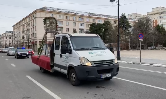 Imagine Stire Icoană făcătoare de minuni, plimbată pe străzi și prin spitalele din Craiova, pentru a alunga epidemia de coronavirus | 2review.ro