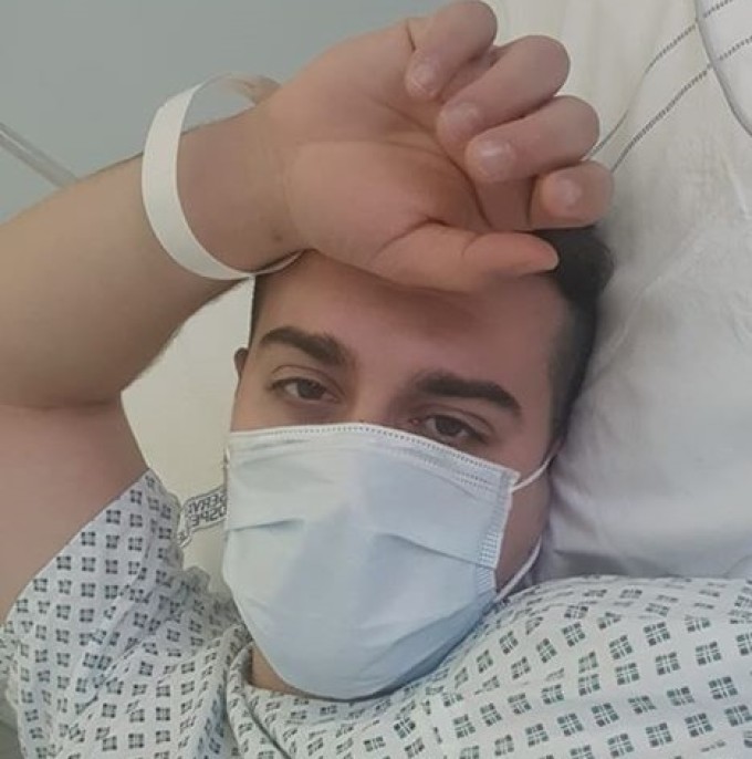 Imagine Stire E cumplit! Are 29 de ani și a crezut că lui nu i se poate întâmpla! Mesajul cutremurător: ”Vă rog, stați acasă!” | 2review.ro