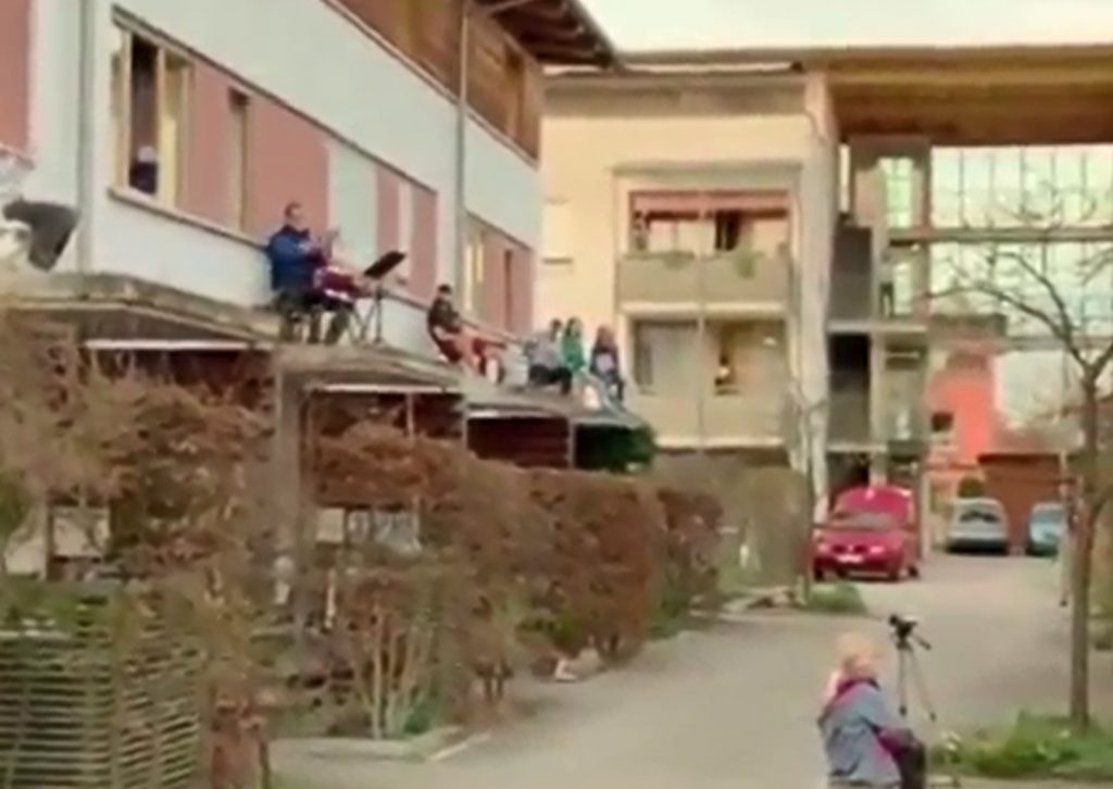 Imagine Stire Durerea nu are naționalitate. Nemții cântă ”Bella Ciao” în balcoane, în semn de solidaritate cu italienii afectați dramatic de noul coronavirus | Video emoționant | 2review.ro