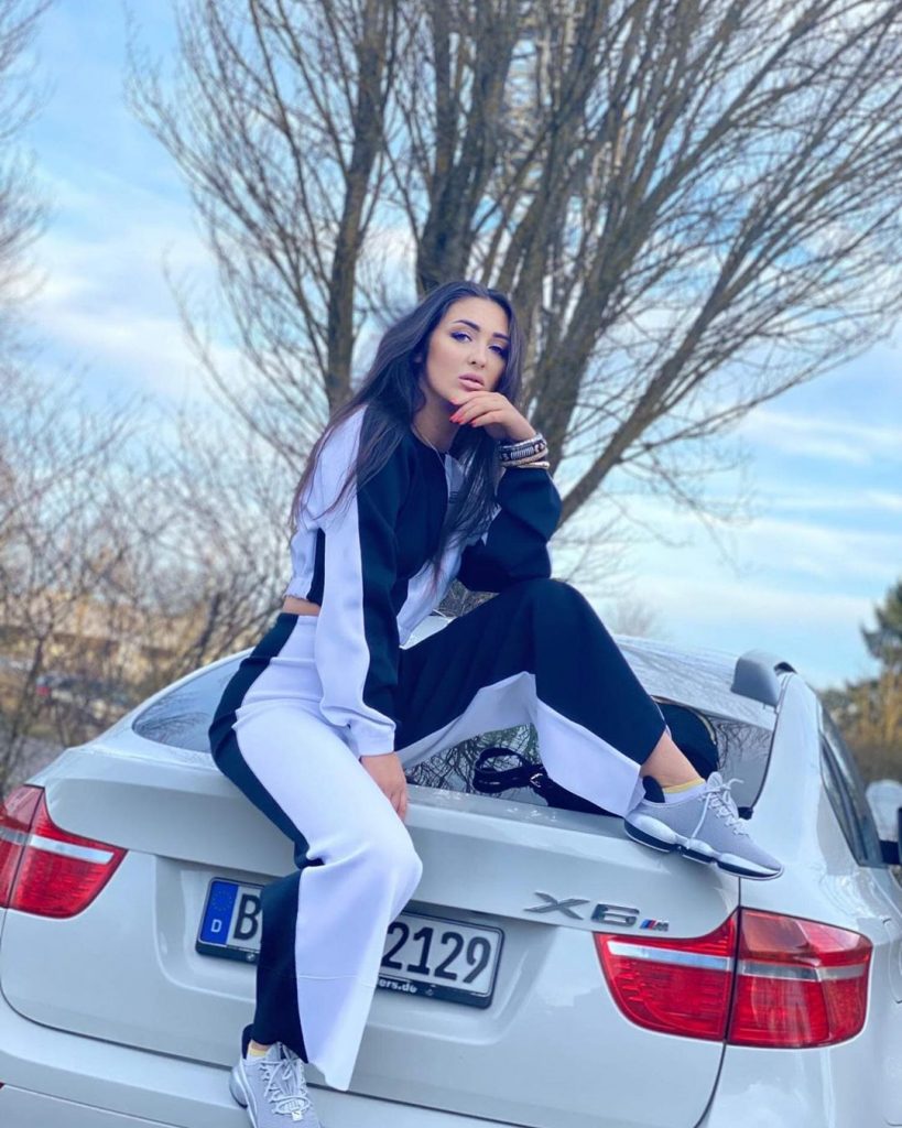 Imagine Stire FOTO. Carmen de la Sălciua nu a mai rezistat în carantină! Ce mesaj a avut pentru fani, în plină pandemie de coronavirus, după ce a ieșit din casă | 2review.ro